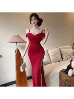 Red Light Luxury Sexy Celebrity Style Off-Shoulder Suspender Dress with Tassels and Slits to Show Legs and Slim Banquet Dress Long Skirt