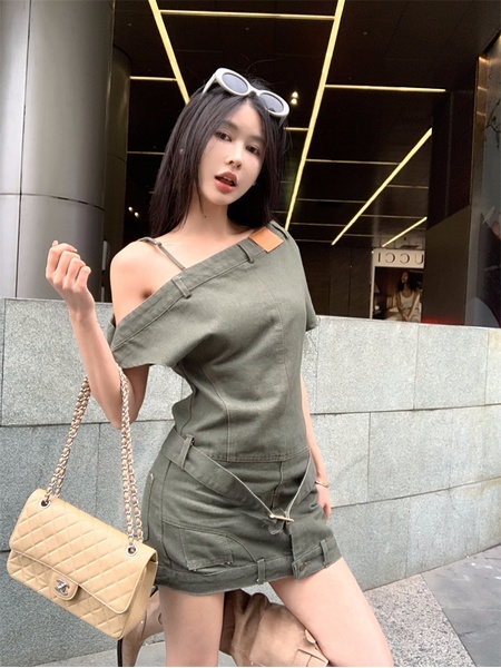 Real Shot Cost-Effective Pure Desire Retro Oblique Shoulder Denim Dress in Olive Green, Summer Design Sense Niche Hot Girl Tube Top A-Line Short Skirt