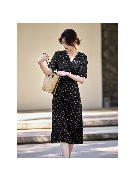 Spot French Elegant Tea Break Dress Female 2025 Summer Commuting Simple Waist Slim V-Neck Floral Skirt in Black