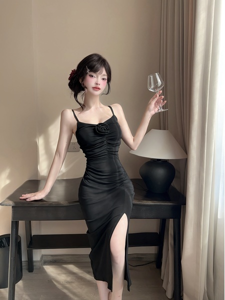 Real Shot of Black Three-Dimensional Flower Suspender Dress for Women, Slim Dress, Long Skirt, Pure Desire, Waist-Length Slit Hip Skirt