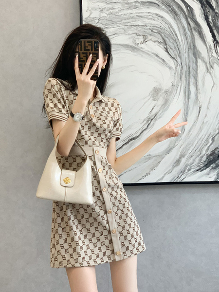 Dress Retro Minority Polo Design Sense Waist Slimming Graceful Knitted Skirt n Stock (Beige/Brown)