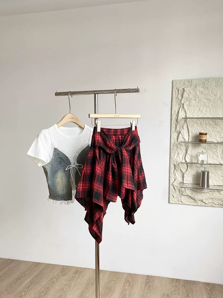 Korean Retro Plaid Strap Irregular Skirt in Red