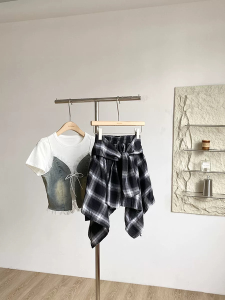 Korean Retro Plaid Strap Irregular Skirt in Black and White