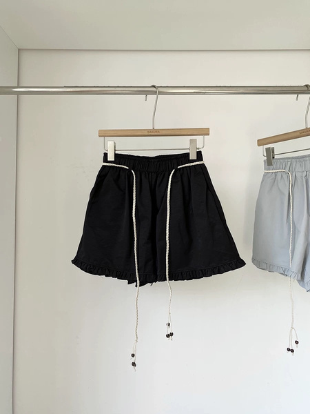 Korean Elastic Waist Stitching Lace Casual Shorts in Black – New Summer Holiday Style with Sweet Beaded Belt